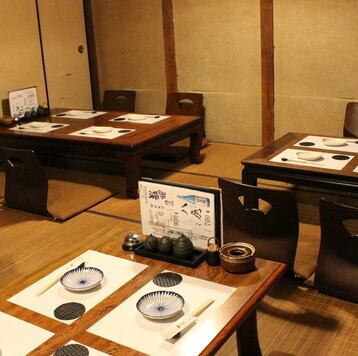 ≪ 정취가 있는 다다미방≫ 차분한 일본식 분위기가 감도는 다다미방은, 4분 걸이의 테이블을 3탁 준비하고 있습니다.10명 정도로의 연회 이용도 가능합니다.여러분의 내점을 진심으로 기다리고 있습니다.