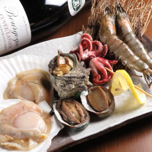 Please enjoy fresh seafood grilled on the beach♪