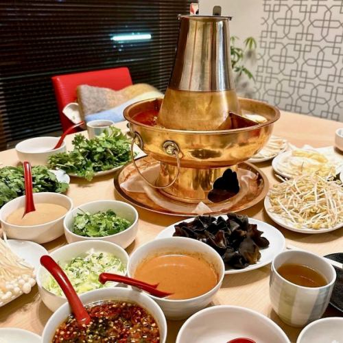 [Uses Beijing's traditional hot pot!] "Hot pot" where you can enjoy 2 different flavors!