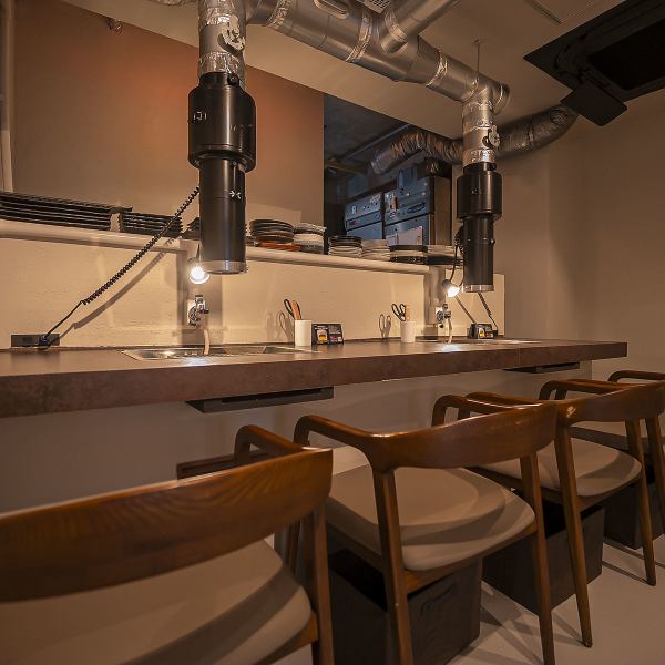 【カウンターで気軽に焼肉を】カウンター席には換気ダクトを完備し、煙を気にせず快適に焼肉を楽しめる環境をご用意。1名様での気軽な焼肉はもちろん、2～3名様での軽い食事やサクッと飲みにも最適です♪お席に関するご相談やご予約は、お電話にて随時承っておりますので、ぜひお気軽にお問い合わせください◎