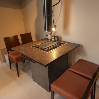 デートや友人同士の食事にぴったりな2名掛けテーブル。周囲を気にせず会話を楽しめるほどよい距離感で、少人数での利用に最適です。気軽な焼肉やちょい飲みにもおすすめ。