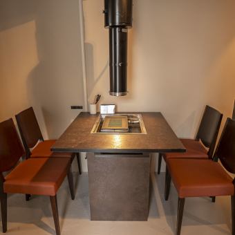 ご家族や友人同士の利用に便利な4名掛けテーブル。ゆったり座れるスペースで料理を囲みながら楽しめます。普段使いはもちろん、ちょっとした集まりにも使いやすい人気の席です。