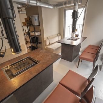 仲間内の集まりや会社の同僚との食事に使いやすい6名掛けテーブル。グループで焼肉を囲むのにちょうどいいサイズで、会話もしやすい配置が魅力。各種宴会でも好評です。