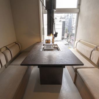 大人8名様がゆったり座れる広めのテーブル席。グループ利用や宴会、家族の集まりなど、みんなで料理を囲んで楽しみたいシーンに最適です。統一感のあるスペースで使い勝手抜群。