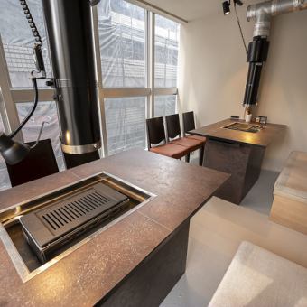 貸切は20名様からご相談可能。会社宴会や仲間内だけで楽しみたい飲み会など、大人数での利用に最適です。席を自由にレイアウトでき、周りを気にせず盛り上がれる人気のスタイルです。