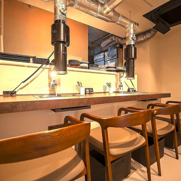 【カウンターで気軽に焼肉を】カウンター席には換気ダクトを完備し、煙を気にせず快適に焼肉を楽しめる環境をご用意。1名様での気軽な焼肉はもちろん、2～3名様での軽い食事やサクッと飲みにも最適です♪お席に関するご相談やご予約は、お電話にて随時承っておりますので、ぜひお気軽にお問い合わせください◎