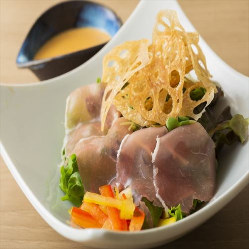 Cobblestone salad with raw ham and lotus root chips