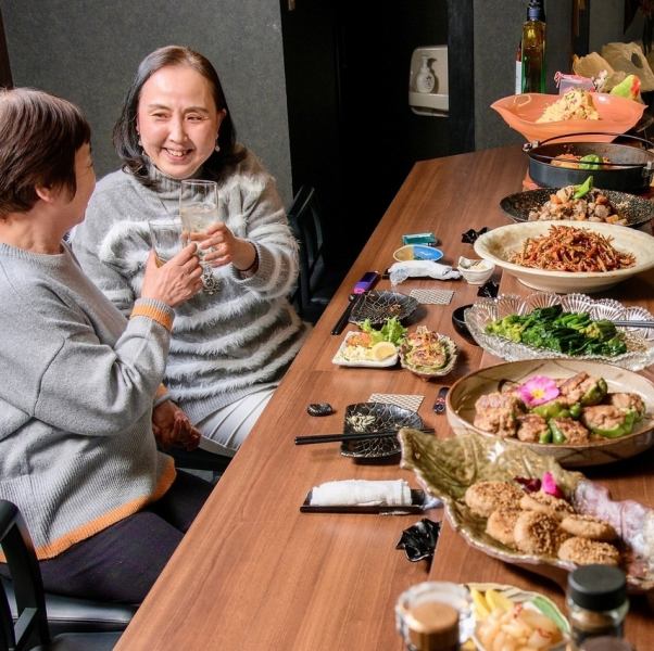 お酒とおばんざいが楽しめる当店では、カウンター席から、ずらりと並んだその日のおばんざいを眺めることができるのも魅力◎親しみやすいアットホームな雰囲気は一人でもふらっと気軽に立ち寄れます☆美味しい料理と一緒に各地の日本酒や地元ワインも楽しめるのでサク飲みにもぴったり！24時まで営業しているのもうれしい♪
