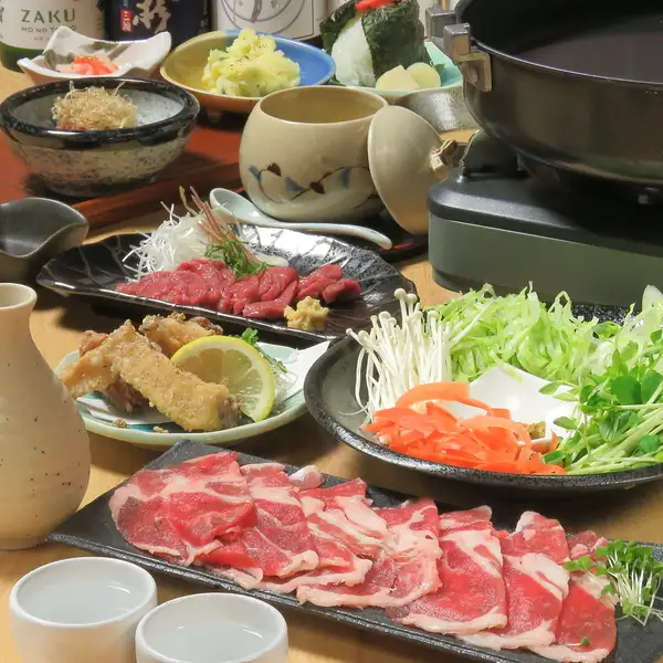当店自慢の「贅沢ラムしゃぶ」をメインに、女将特製の日替わりおばんざいなど人気メニューを一度に堪能できる大満足のコース。ヘルシーで旨味溢れるラムしゃぶは、お酒との相性も抜群です！2時間飲み放題付きなので、会社のご宴会や歓送迎会、大切な方との記念日など、様々なシーンに彩りを添えます。