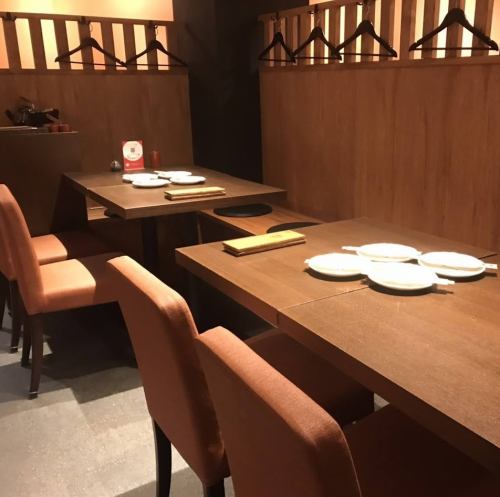 <p>We have table seats for a small number of people.It is a seat that you can use when you go back to work and have a drinking party with your friends!</p>
