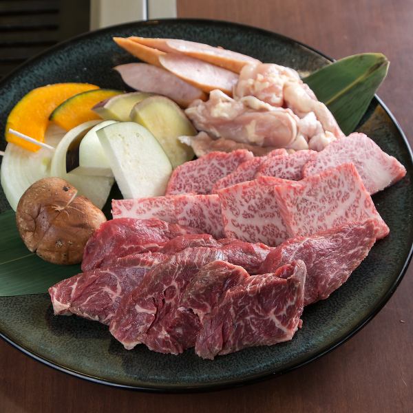 【質・量ともに大満足!】お店自慢の逸品を一度に味わう「牛っと盛」