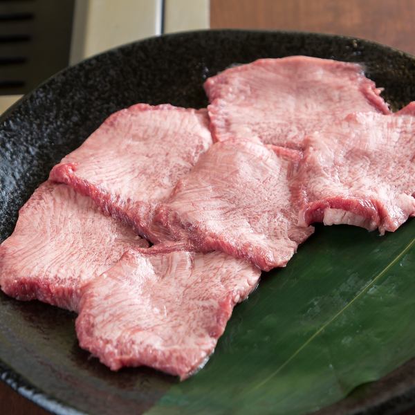 【食感と鮮度が自慢】特選和牛上塩タンと鮮度抜群のホルモンを堪能!