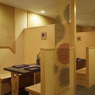 2名～4名様でご利用頂けるお店の雰囲気を感じられるボックス席。高めの衝立で落ち着いてお食事できます。