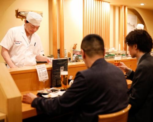 優雅な気分でカウンター席でのお食事