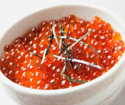 自家製イクラのイクラ丼 (あら汁付き)