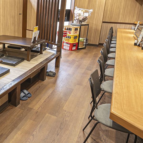 お一人様からお気軽にご利用いただけるカウンター席を10席完備しております。店内の活気を感じながら、目の前で仕上がる料理の香りを贅沢に堪能できる特等席です。お仕事帰りの一杯や、デートでのご利用などにも最適。店主やスタッフとの距離も近く、温かみのあるサービスで心地よい時間をお過ごしいただけます。