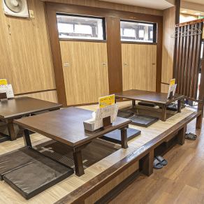 店内には、ゆったり足を伸ばしてくつろげる4名様用の掘りごたつ席を3卓ご用意。落ち着いた雰囲気の中で、仲間やご家族との食事をゆっくり楽しめます。座り心地がよく長居もしやすいため、会話が弾むひとときにぴったり。アットホームな温かさを感じられる人気のお席です。