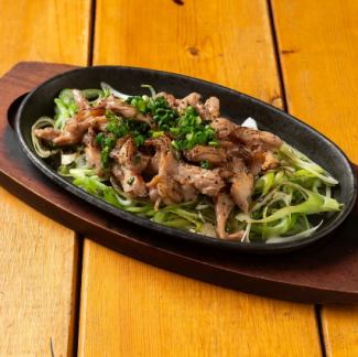 鶏せせりのネギ塩鉄板焼き