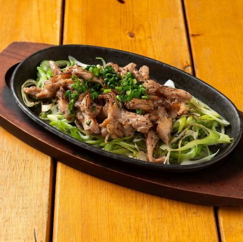 鶏せせりのネギ塩鉄板焼き