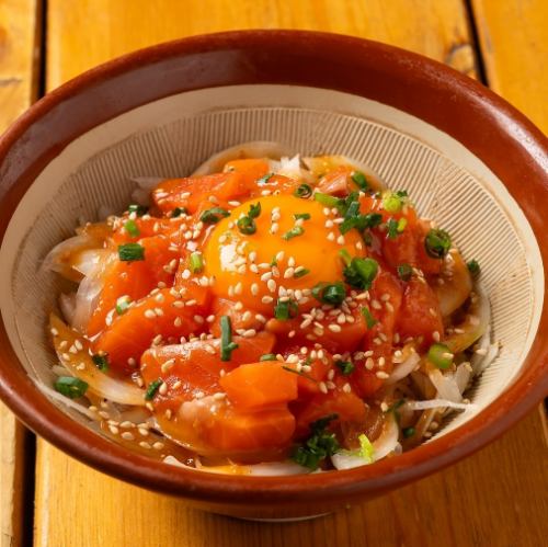 サーモンのユッケ