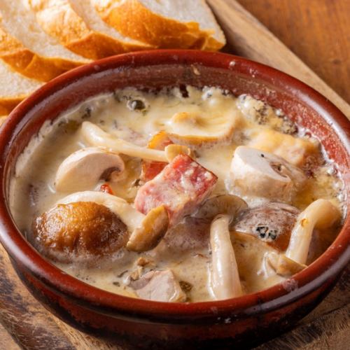 Creamy bacon and mushroom ajillo (with baguette)