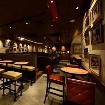 2～4名様の少人数で気軽にご利用いただけるお席を多数ご用意しております。休日のランチや仕事終わりのお食事会、ビール好きの仲間との飲み会など、季節を問わず楽しめるビアホールで、クラフトビールを堪能するご宴会に♪