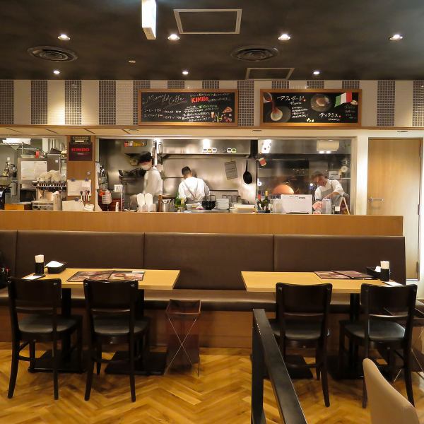 天井も高い為店内を広く開放的に感じる事ができます。雰囲気も抜群の為、ママ友会やランチ女子会はもちろん、デートにもぴったり★お洒落な雰囲気の中で本格イタリアンをお愉しみ下さい♪