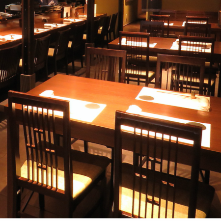 テーブル席は4人席と6人席をご用意致しております。暖かな照明な中でゆったりとしたお時間をお過ごし下さい。