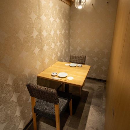 [Fully private room with table for 2 people] A completely private room for small groups, perfect for entertaining or dates.In order to satisfy our customers, we focus on creating the layout and atmosphere of the restaurant as well as the carefully selected sushi and tea dishes. Please relax in our private rooms, which are lit by soft lighting and have a warm wooden feel.