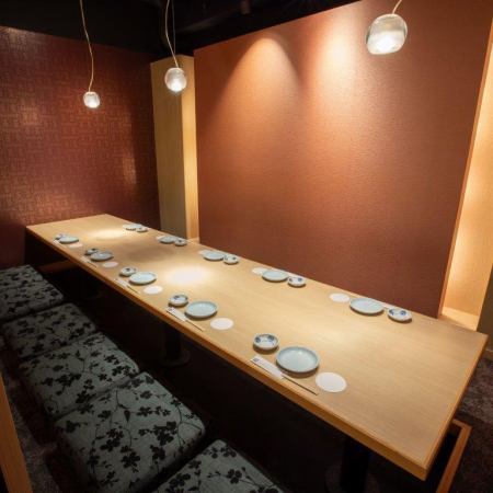 [Private room with sunken kotatsu table for 10 people] This is a private banquet room that can be used for various banquets.Totouo Shijo Kawaramachi store is conveniently located just a 1-minute walk from Kyoto Kawaramachi Station on the Hankyu Kyoto Line and a 3-minute walk from Gion-Shijo Station on the Keihan Main Line. All seats are private rooms, making this a convenient private izakaya for parties, where you can have fun without worrying about others.Please feel free to use it for any banquet or drinking party in Kiyamachi!