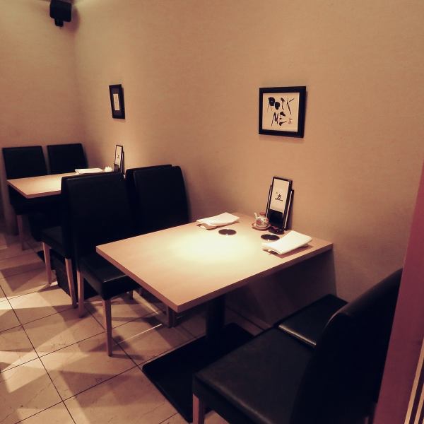 我們有一個溫馨的櫃檯和一張桌子，可轉換成最多可容納 4 人的半私人房間。與朋友和家人一起享受壽司的同時度過愉快的時光。