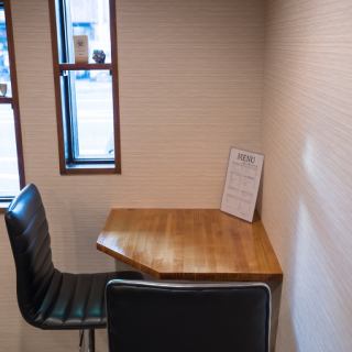 会話をじっくり楽しみたい方には、落ち着いた雰囲気のテーブル席をご用意。2名様用のテーブルが1つあり、デートや親しい方との食事に最適です。