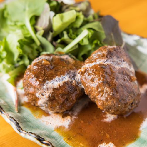【特製デミグラス】じっくりコトコト煮込んだジューシーな<煮込みハンバーグ>650円(税込)
