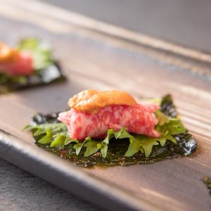 Seared Wagyu beef and sea urchin roll (1 piece)