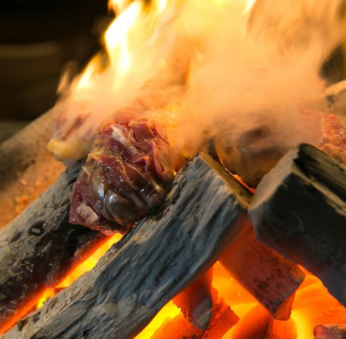我们为用木炭火立刻完成的肉感到骄傲！