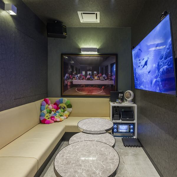 VIP ROOMは、プライベートな時間を大切にする方々に最適な空間です。落ち着いた雰囲気の中、ご友人や大切な人と特別なひとときを存分に楽しめます。シーシャや美味しい料理を味わいながら、周囲を気にせずリラックスした時間をお過ごしください。お飲み物も豊富に取り揃えておりますので是非合わせてお召し上がりください。