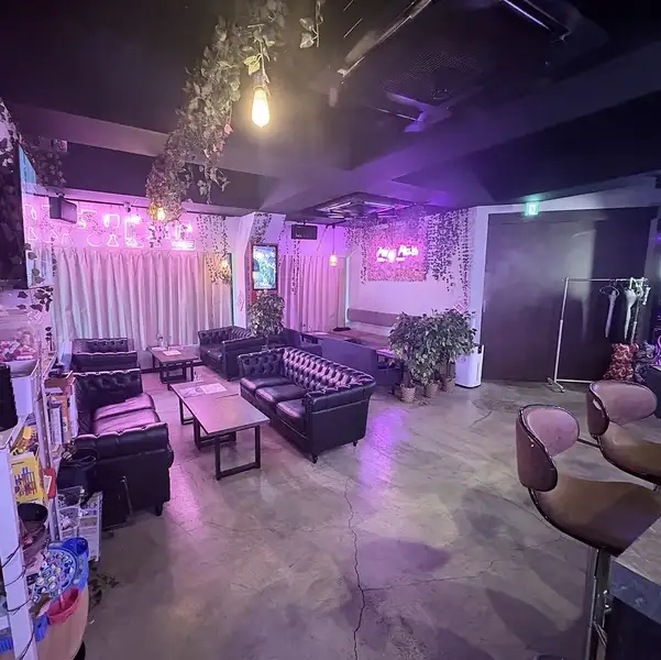 当店では、貸切のご利用も可能ですので特別なイベントやパーティーに最適な空間を提供しています。多彩なフレーバーのシーシャやお酒などを楽しみながら気の合う仲間との特別なひとときをお過ごしいただけます。店内は落ち着いた雰囲気で、心地よい時間を演出♪貸切に関する詳細やご予約は、お気軽にお問い合わせください☆