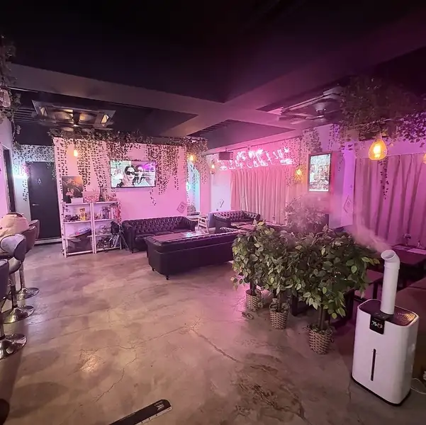 当店は深夜まで営業しており、夜遅くまでお楽しみいただける空間をご提供しています。仕事帰りや友人との集まり、または一日の疲れを癒すためのひとときに、ぜひお立ち寄りください。落ち着いた照明と心地よい音楽に包まれた店内は、リラックスした雰囲気を演出し、シーシャや美味しい料理を思う存分堪能するのに最適です◎