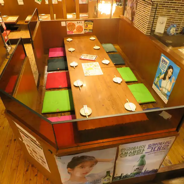 千葉中央で10人規模の韓国女子会やご宴会をお考えの幹事様にぴったり！本場さながらのポップで活気あふれる空間で、自慢の旨辛料理や映えるメニューを囲んで楽しくカンパイできます♪女子会はもちろん打ち上げや記念日の集まりにも最適！思い出に残る賑やかで楽しいひとときをご提供できるよう全力でサポートします！