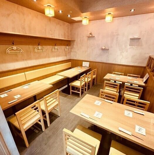 【幅広いシーンに調和するテーブル席】ご家族でのお食事やご友人との飲みの席として活躍するテーブル席。和の風情あふれる温かみのある空間は、幅広い世代の方にとって過ごしやすい雰囲気です◎西宮北口駅から徒歩約1分で、お仕事帰りの一杯やお出掛けついでのご休憩など日常の場面でカジュアルにお立ち寄りいただけます♪