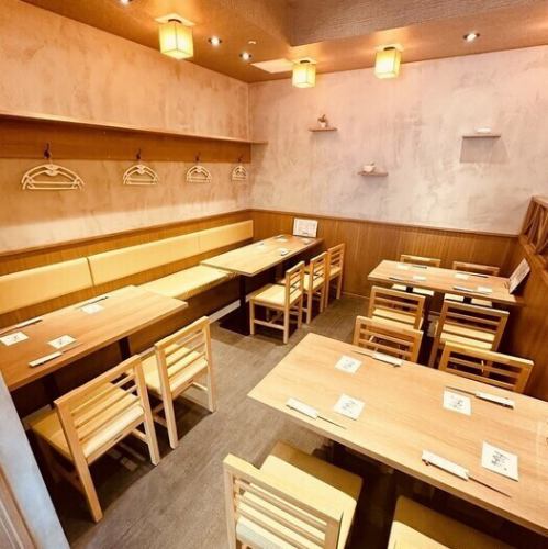 <p>【幅広いシーンに調和するテーブル席】ご家族でのお食事やご友人との飲みの席として活躍するテーブル席。和の風情あふれる温かみのある空間は、幅広い世代の方にとって過ごしやすい雰囲気です◎西宮北口駅から徒歩約1分で、お仕事帰りの一杯やお出掛けついでのご休憩など日常の場面でカジュアルにお立ち寄りいただけます♪</p>