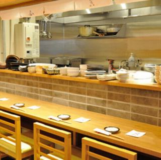【ゆったり過ごせるカウンター席】ビルの一階にある路面店ですので、お買い物帰りなど普段のちょっとした場面で気軽にお立ち寄りいただけることも当店の魅力のひとつです。