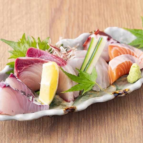 【市場直送！厳選鮮魚 お造り】ご宴会の席を華やかに彩る旬魚のお造りは、日本酒との相性もバッチリです♪