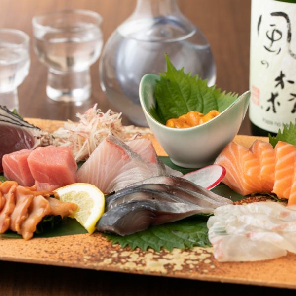 【市場直送!厳選鮮魚 お造り】ご宴会の席を華やかに彩る旬魚のお造りは、日本酒との相性もバッチリです♪