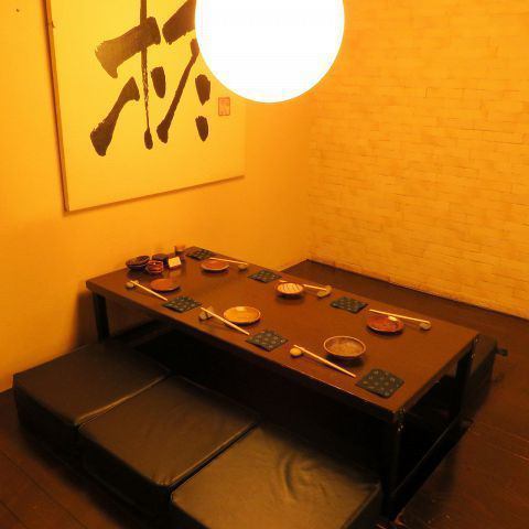 【堀被爐桌】在光線柔和的餐廳品嚐美味的日本料理。櫃檯原則上2人入座，1桌3人以上入座。