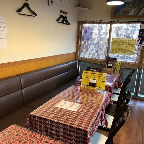 テーブル席の片側はソファなので、ゆったり落ち着いて過ごせます♪席はくっつけることができるので、少人数から大人数までご利用いただけます！