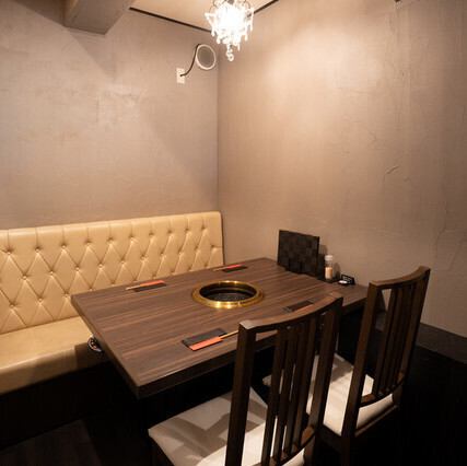 【プライベート感◎全席仕切りのテーブル席】ご家族やご友人との食事には、周りが気にならない仕切り付きのテーブル席をご用意。お子様連れのファミリーも気兼ねなくおくつろぎいただけます。高級店の堅苦しさはなく、安くて旨い大衆焼肉の雰囲気の中で、心ゆくまで極上のお肉をお楽しみいただけます♪