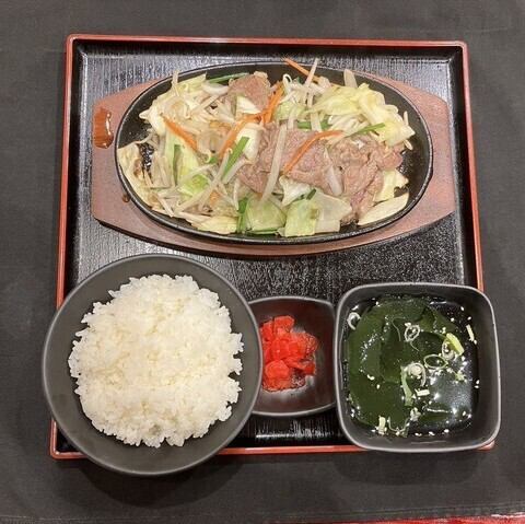 アツアツ鉄板のラム定食が大人気！ライスは大盛無料で満足感◎