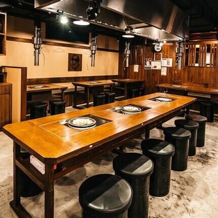 入口に飾られた赤提灯の柔らかな光と、温かみのある木目調インテリアが織りなす店内は、どこか懐かしく心落ち着く雰囲気を演出します。活気あふれる賑やかさの中にも、ゆったりと落ち着ける空間が広がっており、肩肘張らずリラックスしながら、美味しいジンギスカンをごゆっくりとお楽しみいただけます。