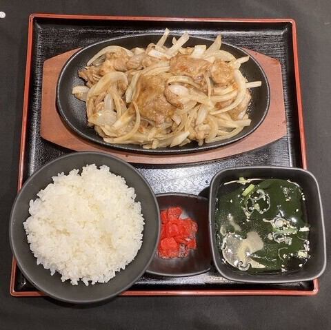 ラム定食でランチも大満足